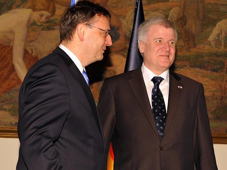 Bayerns Ministerpräsident Horst Seehofer (r) wird von Tschechiens Ministerpräsident Petr Necas begrüßt.