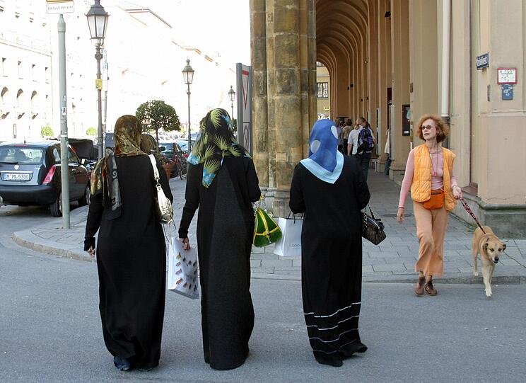 Auf Einkaufstour: Araberinnen in der Maximilianstraße.