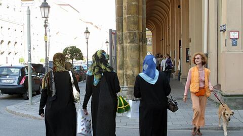 Auf Einkaufstour: Araberinnen in der Maximilianstraße.