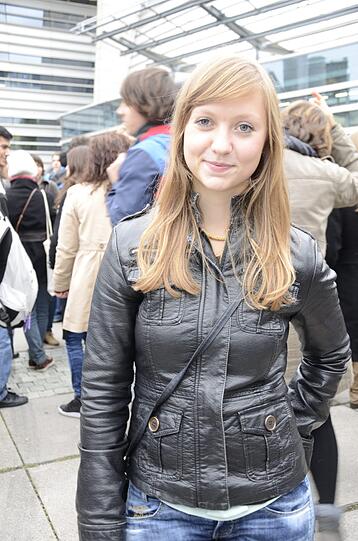 Lisa (18) kommt aus Zwiesel in Niederbayern und hat sich für Geowissenschaften eingeschrieben. "Ich bin einfach fasziniert von der Erde", erzählt sie. Derzeit sucht sie mit ihrem Freund noch eine Wohnung in der Stadt. "Aber die Lage ist aussichtslos. Wir bekommen nur Absagen", verrät sie.