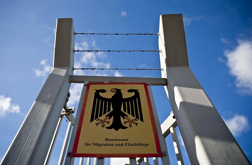 Behörden-Schild an der Zentralen Aufnahmeeinrichtung für Asylbewerber in Zirndorf: Von hier aus kam eine Flüchtlingsfamilie nach Windsbach. Jetzt wurde sie getrennt.
