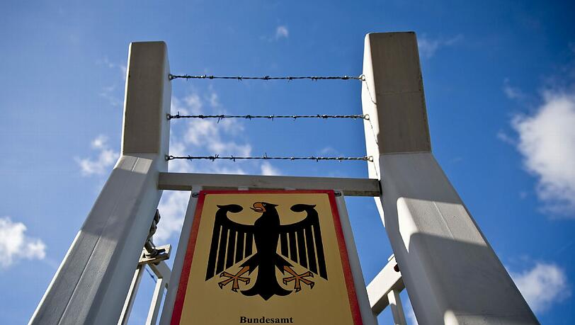 Behörden-Schild an der Zentralen Aufnahmeeinrichtung für Asylbewerber in Zirndorf: Von hier aus kam eine Flüchtlingsfamilie nach Windsbach. Jetzt wurde sie getrennt. Behörden-Schild an der Zentralen Aufnahmeeinrichtung für Asylbewerber in Zirndorf: Von hier aus kam eine Flüchtlingsfamilie nach Windsbach. Jetzt wurde sie getrennt.