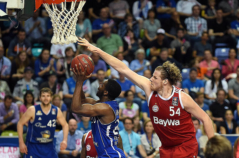Übermächtig: Wenn John Bryant (r.) die Hand drauf hält, hat&rsquo;s auch Aaron Doornekamp schwer.