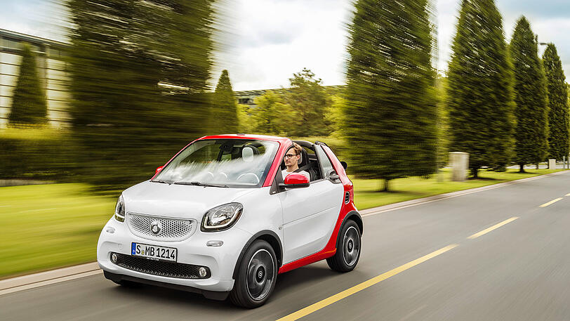Klein und offen: Das Smart Fortwo Cabrio hat sogar herausnehmbare Dachholme.