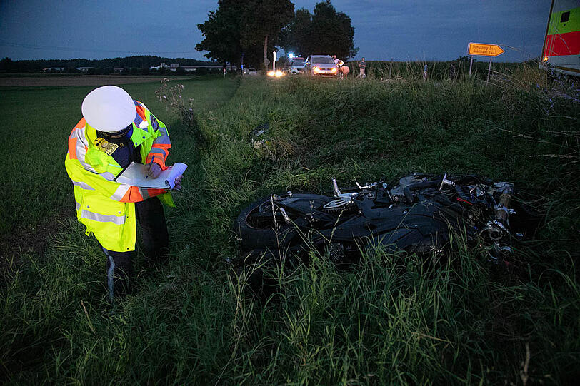 Der Motorradfahrer prallte mit hoher Wucht in einen abbiegenden Audi und zog sich dabei tödliche Verletzungen zu.