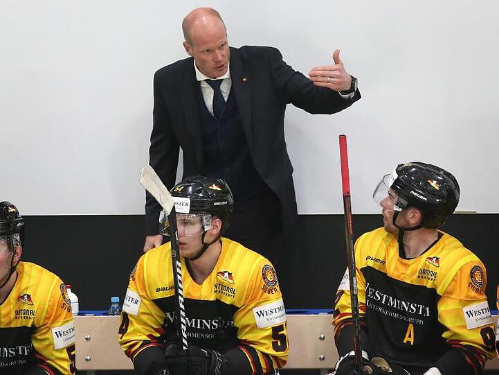 Der deutsche Trainer Toni Söderholm gibt seinen Apielern Anweisungen. Foto: Karl-Josef Hildenbrand/Archivbild