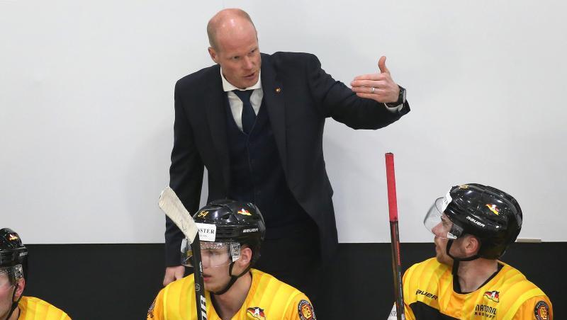Der deutsche Trainer Toni Söderholm gibt seinen Apielern Anweisungen. Foto: Karl-Josef Hildenbrand/Archivbild Der deutsche Trainer Toni Söderholm gibt seinen Apielern Anweisungen. Foto: Karl-Josef Hildenbrand/Archivbild