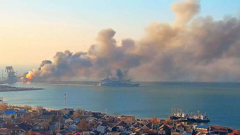 Rauch steigt nach einem Beschuss in der Nähe eines Seehafens in Berdjansk auf.