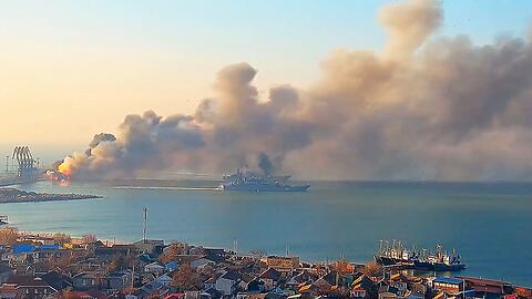 Rauch steigt nach einem Beschuss in der Nähe eines Seehafens in Berdjansk auf.