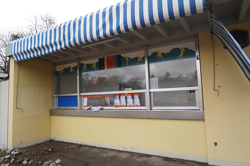 Das Wohnhaus am Eingang bleibt stehen, aber dieser Kiosk nicht. Stattdessen kommt eine kleine Gastro, die auch für Nicht-Badende offen ist.