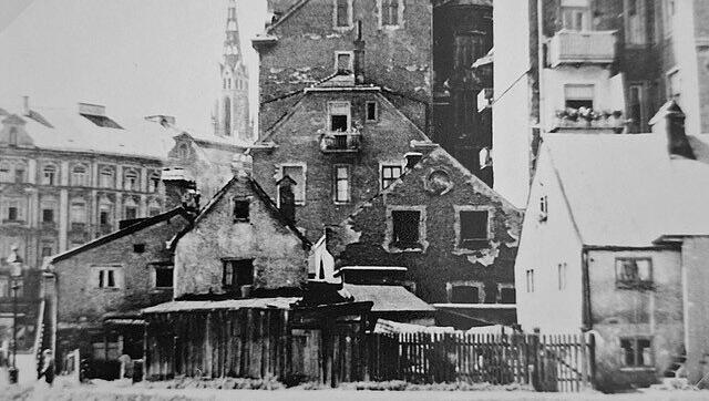 1930er: Kleinh&auml;user "In der Grube" an der "&Auml;u&szlig;eren Wiener Stra&szlig;e", der heutigen Einsteinstra&szlig;e. Im Hintergrund der "Fischerwirt". Links die heute noch existierenden Wohnh&auml;user Richtung Max-Weber-Platz.