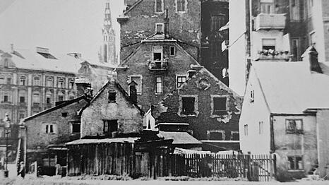 1930er: Kleinh&auml;user "In der Grube" an der "&Auml;u&szlig;eren Wiener Stra&szlig;e", der heutigen Einsteinstra&szlig;e. Im Hintergrund der "Fischerwirt". Links die heute noch existierenden Wohnh&auml;user Richtung Max-Weber-Platz.