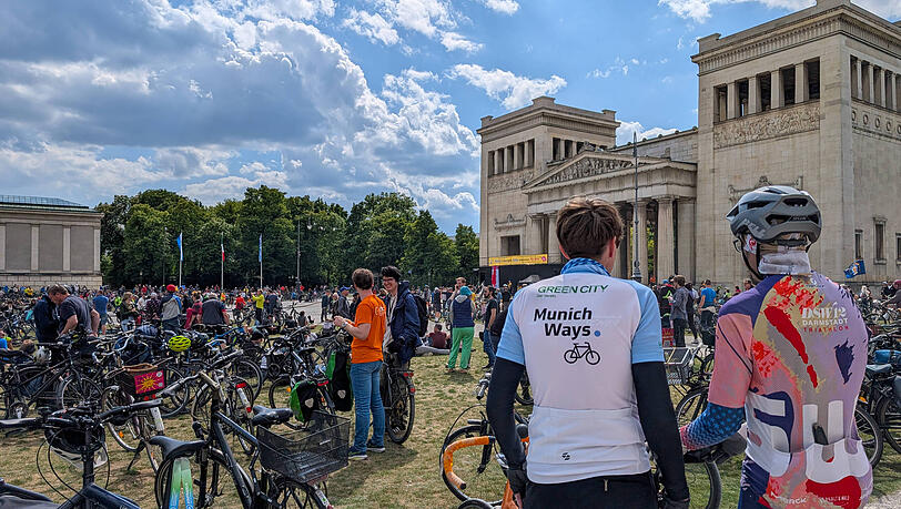 Der Königsplatz ist ein beliebter Schlusspunkt für Radl-Demos und deren Kundgebung, wie hier am 18. Mai 2025. Auch die Kundgebung der Sternfahrt 2026 wird hier stattfinden. Der Königsplatz ist ein beliebter Schlusspunkt für Radl-Demos und deren Kundgebung, wie hier am 18. Mai 2025. Auch die Kundgebung der Sternfahrt 2026 wird hier stattfinden.
