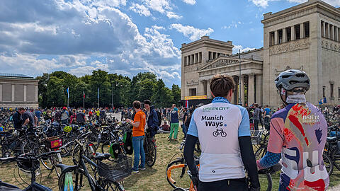 Der K&ouml;nigsplatz ist ein beliebter Schlusspunkt f&uuml;r Radl-Demos und deren Kundgebung, wie hier am 18. Mai 2025. Auch die Kundgebung der Sternfahrt 2026 wird hier stattfinden.
