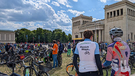 Der K&ouml;nigsplatz ist ein beliebter Schlusspunkt f&uuml;r Radl-Demos und deren Kundgebung, wie hier am 18. Mai 2025. Auch die Kundgebung der Sternfahrt 2026 wird hier stattfinden.
