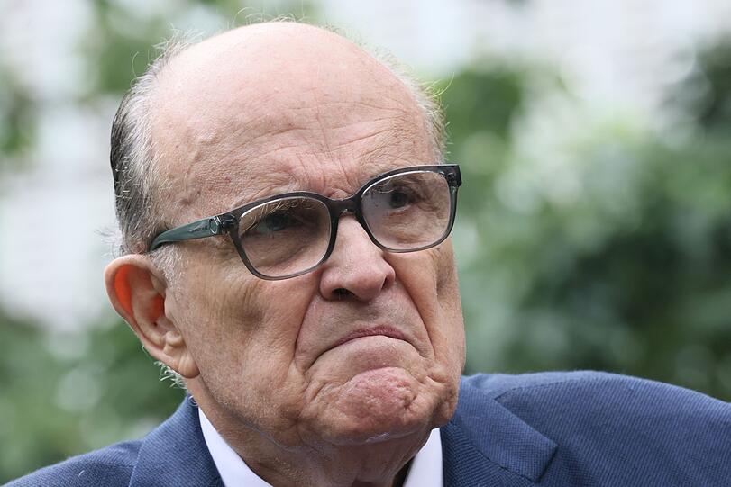 Rudy Giuliani tappte vor Sacha Baron Cohens Kamera in eine Art satirischer Honigfalle. Rudy Giuliani tappte vor Sacha Baron Cohens Kamera in eine Art satirischer Honigfalle.