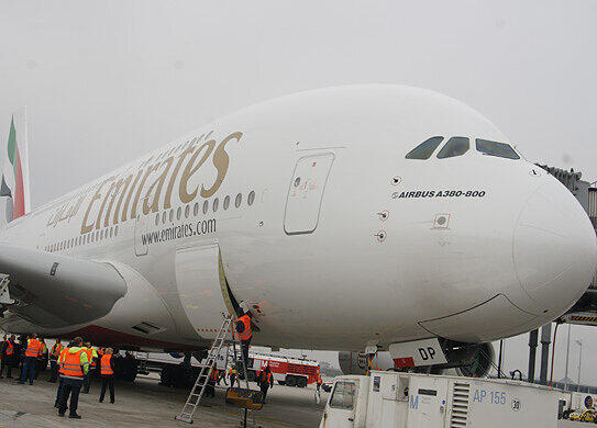 Die Emirates-Maschine landete am Mittag von Dubai kommend bei diesigem Wetter auf dem Münchner Airport. Bilder vom A380 in München