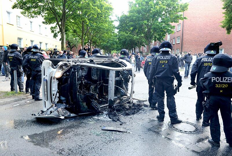 Brennende Straßenblockaden und aggressive Demonstranten: Bei einer Kundgebung von Rechtsextremisten zum "Tag der Deutschen Zukunft" kam es am Samstag in Hamburg zu schweren Ausschreitungen. Trotz eines Großaufgebots der Polizei mit mehreren tausend Beamten aus mehreren Bundesländern konnte sie Rechte und linke Gegendemonstranten nicht immer auseinanderhalten. Mehrere tausend Menschen und ein breites Bündnis aus Parteien, Gewerkschaften, Vereinen, Kirchen und anderen gesellschaftlichen Organisationen hatten sich gegen die rechte Kundgebung formiert.