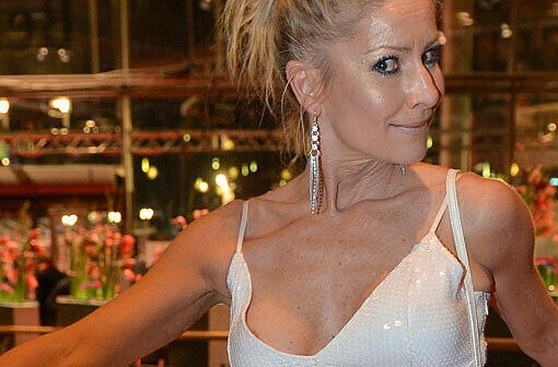 Birgit Stein hat sich in ein sexy Kleid geworfen und posiert auf der Aftershowparty der Berlinale vor den Fotografen. War das Kleidchen ein wenig zu sexy? Wer genau hinsieht...