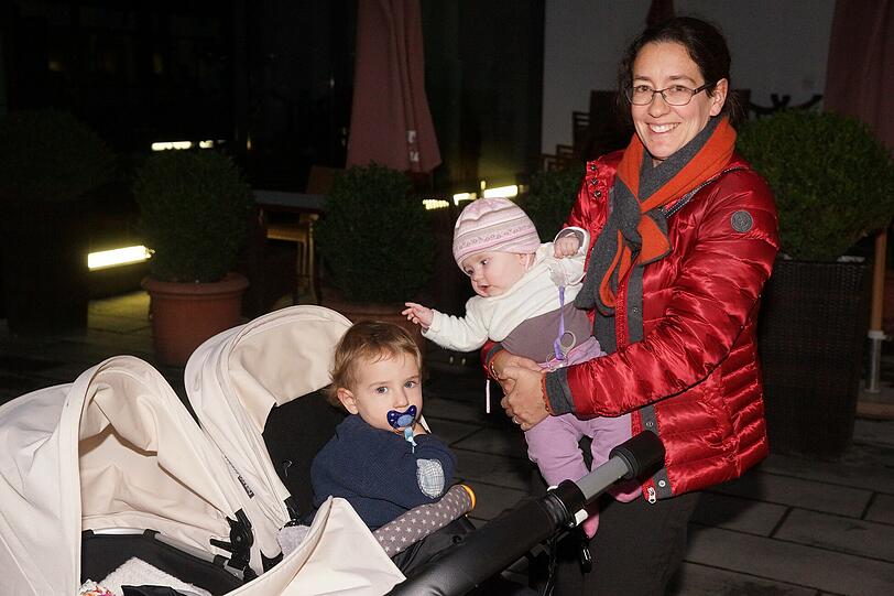 Patentanwältin Bettina (40) mit zwei Kindern Eric (2) und Clara: &bdquo;Es ist so spannend, Kinder zu haben. Das Leben ändert sich dadurch total. Mir kommt es so vor, als würde ich fremdbestimmt werden durch die Kinder. Doch es gibt mir natürlich außerdem sehr viel. Clara bekommt zu Weihnachten neue Kleidungsstücke und Eric eine Holzeisenbahn. Ich wünsche uns vor allem Zufriedenheit zu Weihnachten.&ldquo;