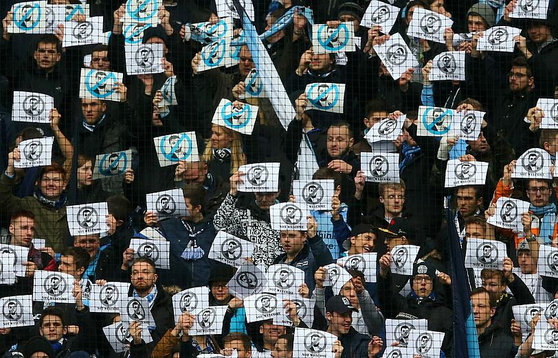 1860-Investor Hasan Ismaik schaute das Spiel gegen Bochum gemeinsam mit Präsident Peter Cassalette. Die Fans begegneten dem Investor mit "Hasan-raus"-Sprechchören, unschönen Spruchbändern und Plakaten.