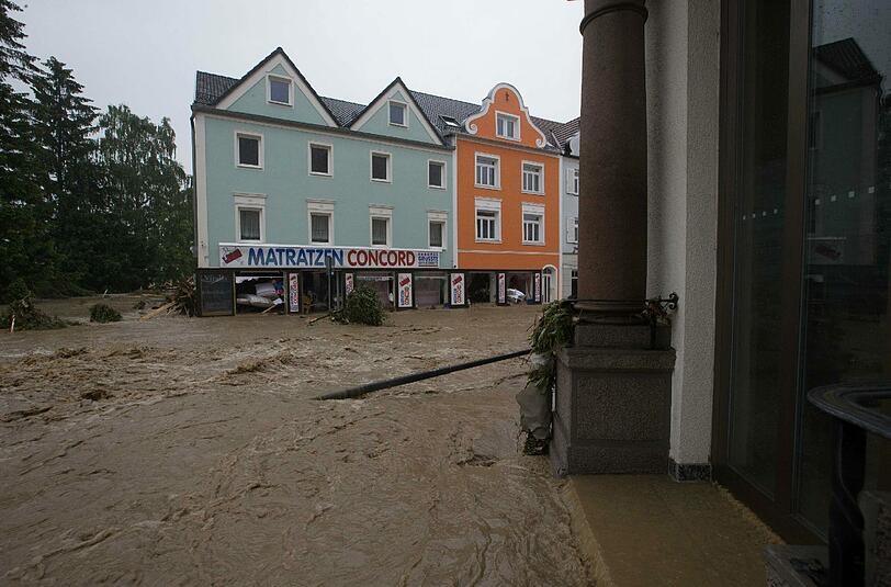 Nach dem plötzlichen Hochwasser herrscht in Niederbayern pures Chaos.