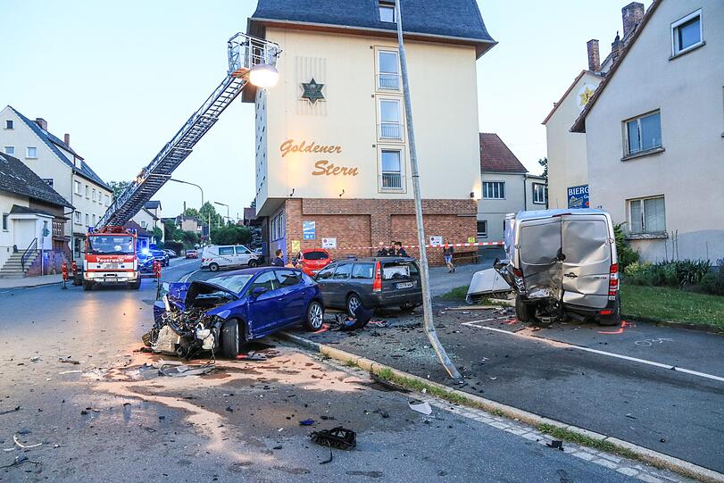 Spektakuläre Szenen im Landkreis Coburg: Ein 19-Jähriger will sich einer Polizeikontrolle entziehen und hinterlässt eine Spur der Verwüstung - die Bilder vom Einsatz.