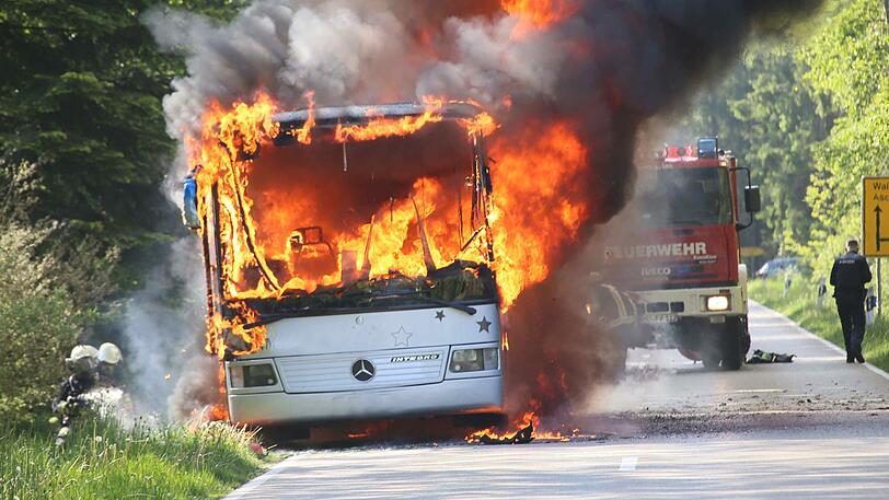 Der Bus ist völlig ausgebrannt - verletzt wurde glücklicherweise niemand.