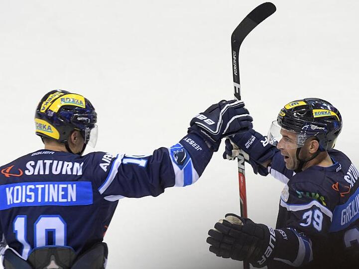 Ville Koistinen (l) und Thomas Greilinger bejubeln ein Tor. Foto: Stefan Puchner/dpa/Archivbild