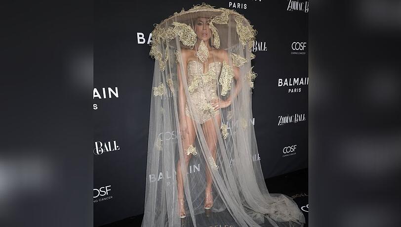 Kate Beckinsale zeigte sich beim Zodiac Ball in Los Angeles ganz in Gold.