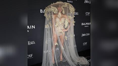 Kate Beckinsale zeigte sich beim Zodiac Ball in Los Angeles ganz in Gold.