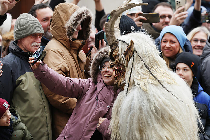 Ohne Handy läuft nix beim Krampuslauf. Wer sich bemerkbar macht, darf auch ein Selfie mit dem Hörnermann schießen.