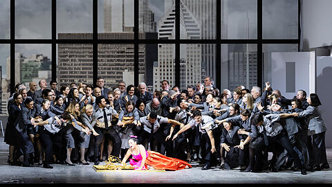 Die Einspringerin Martina Uhl als Danae mit dem Chor der Bayerischen Staatsoper.