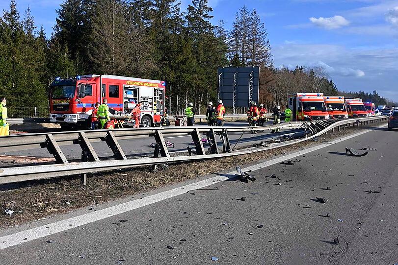 In Richtung Salzburg waren zwei Fahrspuren durch Trümmerteile blockiert.