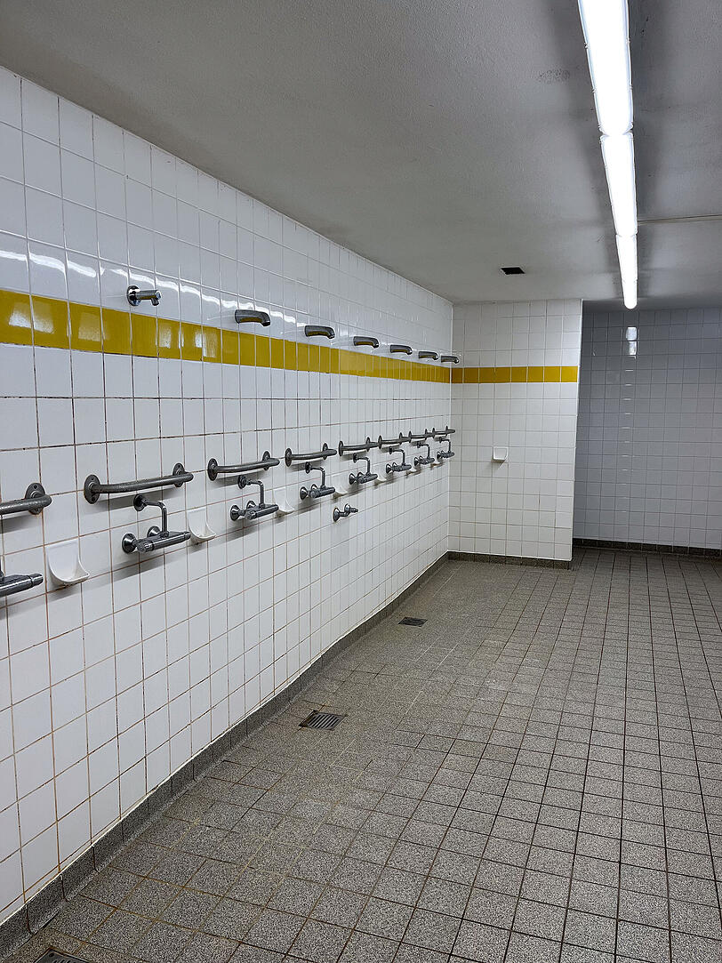 Auch die Duschräume sind in die Jahre gekommen. Außerdem gibt es nicht genügend Toiletten. Auch die Duschräume sind in die Jahre gekommen. Außerdem gibt es nicht genügend Toiletten.