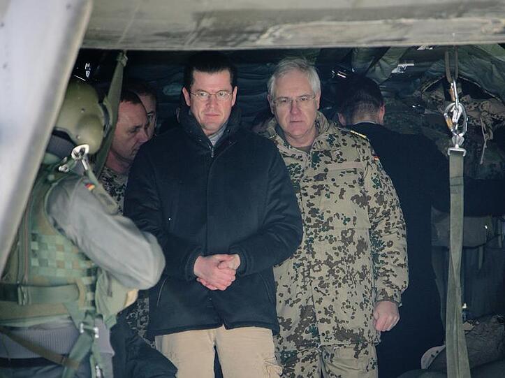 Karl-Theodor zu Guttenberg - hier bei einem früheren Besuch in Afghanistan.