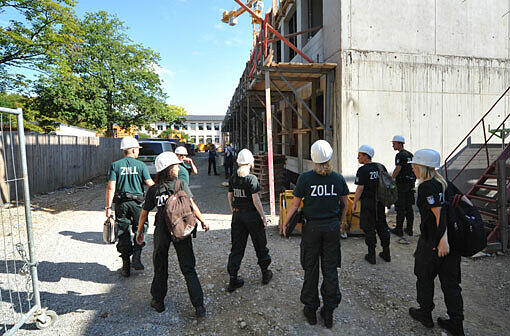 Die Arbeiter haben den Erweiterungsbau der Schule schon hochgezogen. Der erste Bauabschnitt ist fast fertig, als der Zoll kommt.
