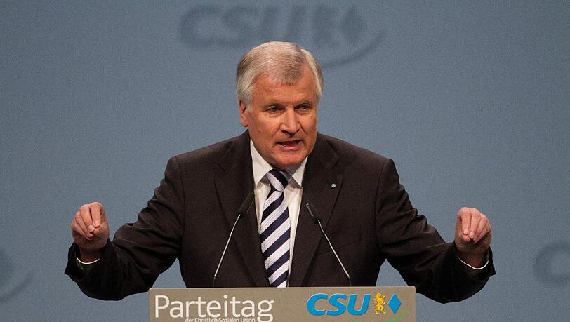 Der bayerische Ministerpraesident Horst Seehofer (CSU) gestikuliert am Samstag (08.10.11) in Nürnberg während seiner Rede beim 76. Parteitag der CSU. Im Mittelpunkt des Parteitages steht am Samstag die Neuwahl der Parteispitze. Der bayerische Ministerpraesident Horst Seehofer (CSU) gestikuliert am Samstag (08.10.11) in Nürnberg während seiner Rede beim 76. Parteitag der CSU. Im Mittelpunkt des Parteitages steht am Samstag die Neuwahl der Parteispitze.