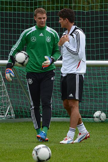 Konzentration in Danzig: Beim Training der Nationalelf zwei Tage vor dem EM-Auftaktspiel stehen mit Lahm und Khedira wieder alle 23 Spieler auf dem Platz.