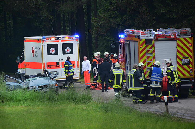 Drei Jugendliche kommen am Sonntagabend mit ihrem BMW in einem Waldstück von der Straße ab und überschlagen sich. Die Bilder vom Unfallort.