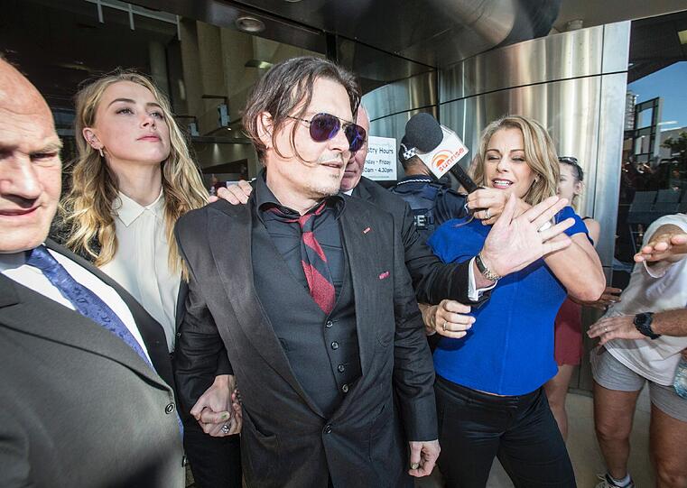 Amber Heard und ihr Mann Johnny Depp verlassen das Gerichtsgebäude im australischen Southport.