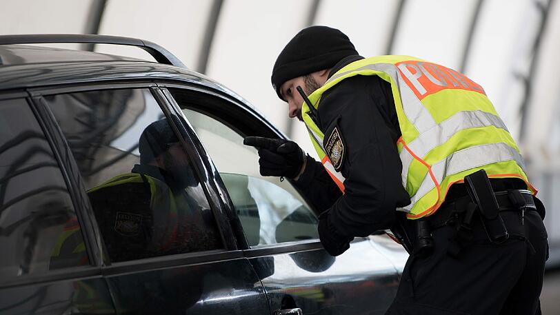 Bei einer Polizeikontrolle fanden die Beamten ein kleines Waffenarsenal im Auto des 24-Jährigen.