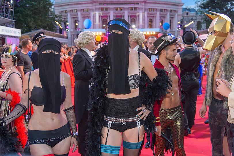 Viele Gäste kamen in schrillen Outfits