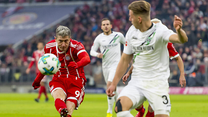 Bayern-Stümer Robert Lewandowski (links) und Hannovers Miiko Albornoz. Bayern-Stümer Robert Lewandowski (links) und Hannovers Miiko Albornoz.