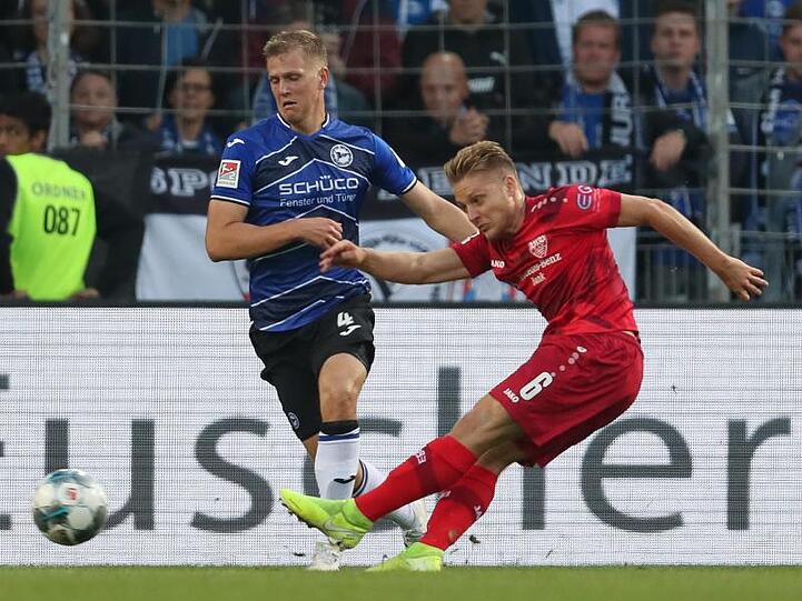 Bielefelds Joakim Nilsson (l) im Kampf um den Ball mit Santiago Ascacibar (r) vom VfB Stuttgart.