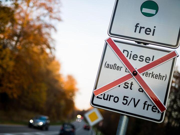 Bald in Darmstadt: Schilder an einer Straße weisen auf geplante Fahrverbote für ältere Dieselfahrzeuge hin.