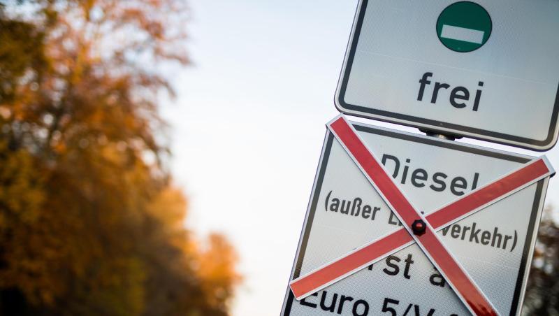 Bald in Darmstadt: Schilder an einer Straße weisen auf geplante Fahrverbote für ältere Dieselfahrzeuge hin. Bald in Darmstadt: Schilder an einer Straße weisen auf geplante Fahrverbote für ältere Dieselfahrzeuge hin.