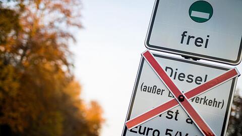 Bald in Darmstadt: Schilder an einer Straße weisen auf geplante Fahrverbote für ältere Dieselfahrzeuge hin.
