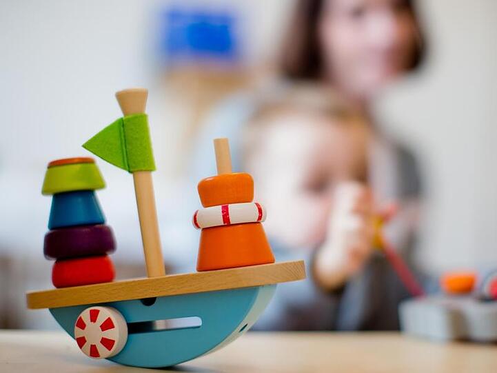 Ein Kind spielt in einer Kindertageseinrichtung . Foto: Rolf Vennenbernd/dpa/Symbolbild