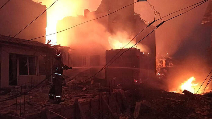 Nach einem Raketenangriff der russischen Armee löschen Feuerwehrleute brennende Häuser in der Stadt Zatoka, unweit von Odessa.